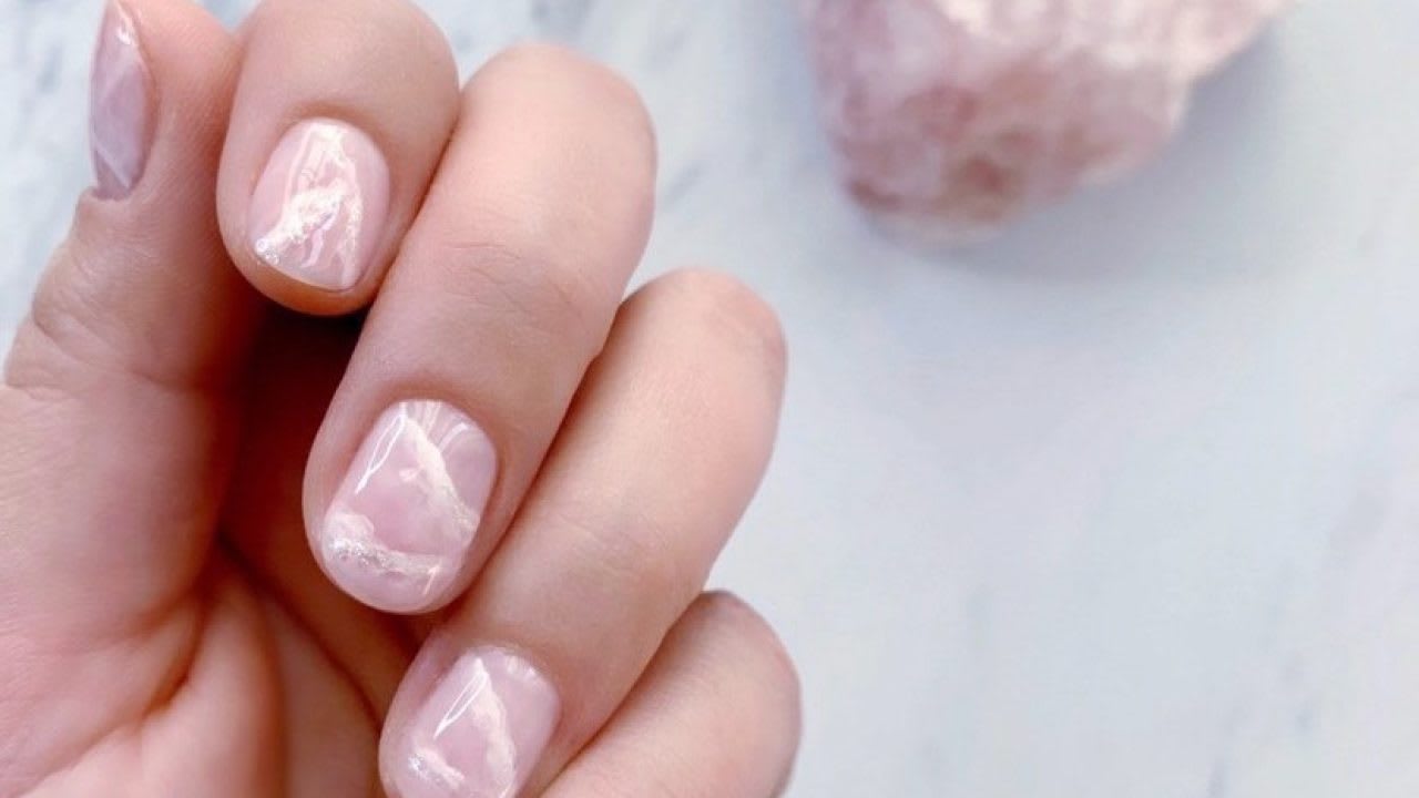 Rose Quartz Nails: Get Good Vibes from a Pretty Pink Marble Mani -  Lulus.com Fashion Blog