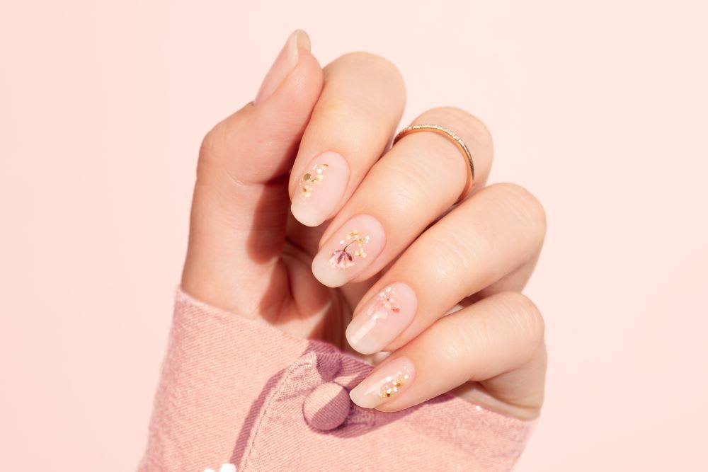How To DIY Dried Flower Nails -  Fashion Blog