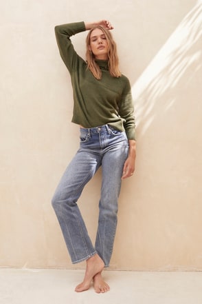STRAIGHT HIGH RISE JEANS