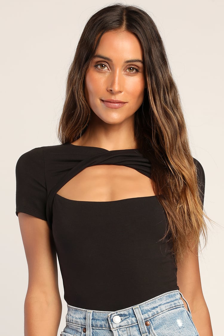 I Saw It First Petite Twist Front Cut Out Velvet Rib Crop Top - Black